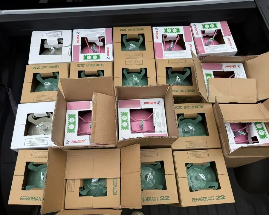 Packed refrigerant cylinders arranged inside delivery vehicle